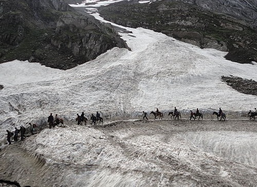 Pilgrims_Riding_on_Ponies_on_the_way_to_Amarnath